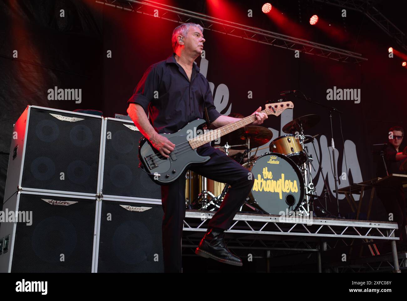 Guildford / UK - 29. Juni 2024: Das ursprüngliche Bandmitglied Jean-Jacques Burnel tritt mit den Stranglers auf dem Guilfest Music Festival in Guildford, Surrey, UK. Stockfoto
