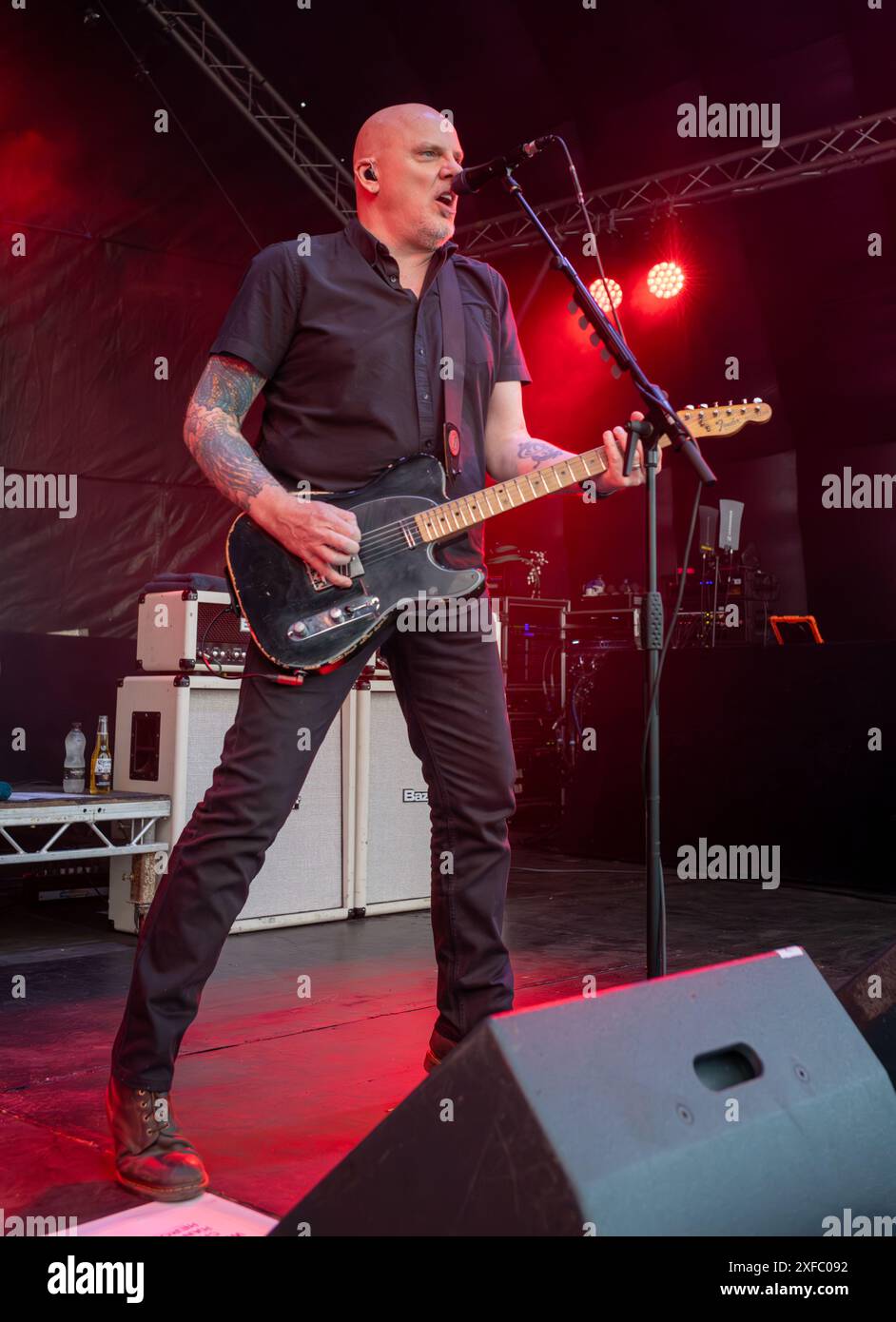 Guildford / UK - 29. Juni 2024: Baz Warne singt und spielt Gitarre mit den Stranglers beim Guilfest Music Festival, Guildford, Surrey, UK. Stockfoto