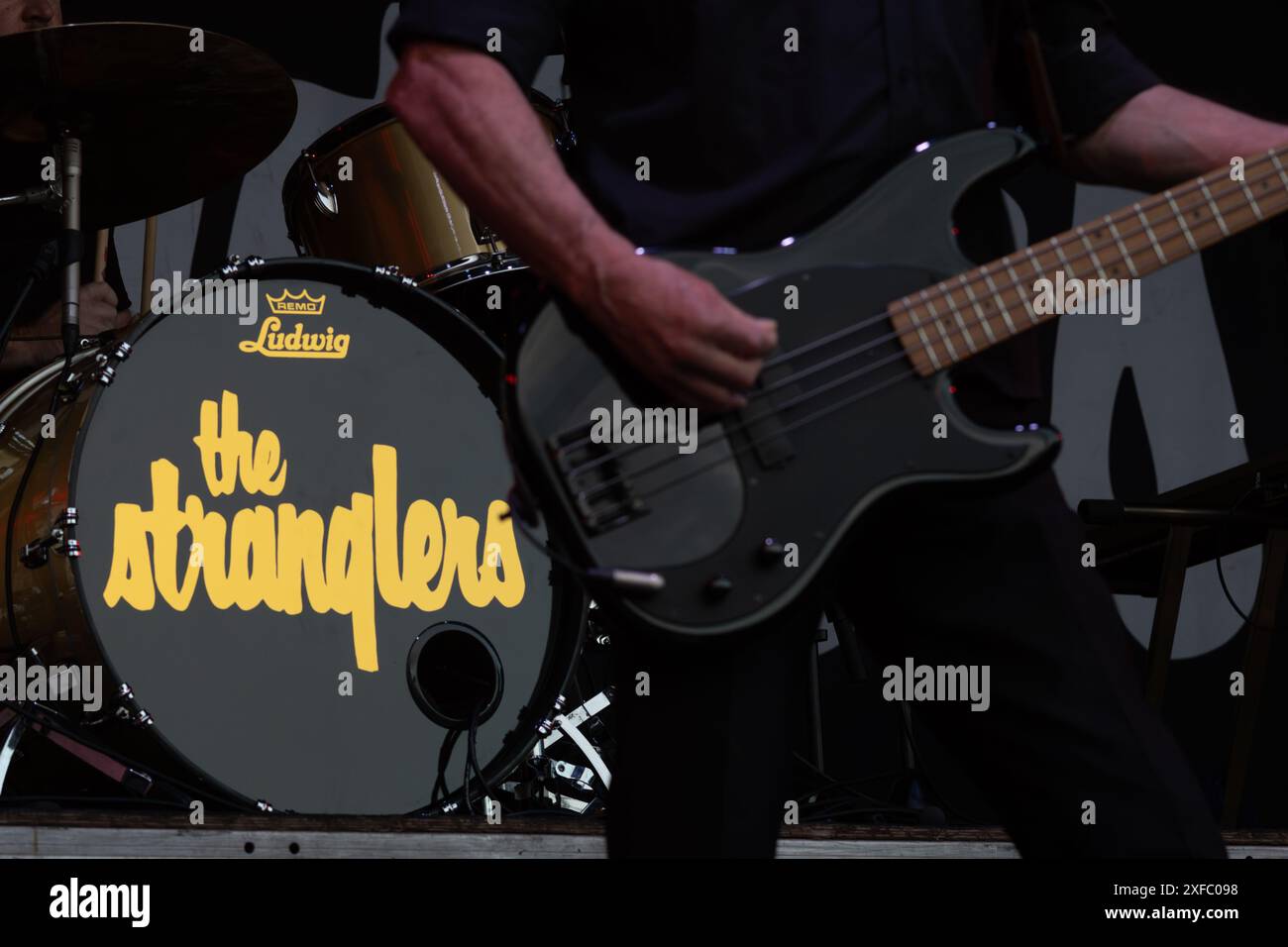 Guildford/UK - 29. Juni 2024: Das Logo der Punkband The Stranglers auf der Basstrommel vor Jean-Jacques Burnel beim Guilfest-Musikfestival, Stockfoto