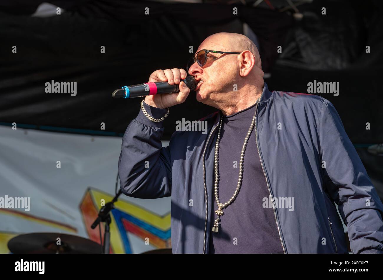 Guildford / Großbritannien - 29. Juni 2024: Ex-Happy Mondays-Sänger Shaun Ryder tritt mit seiner Band Black Grape am ersten Tag des Guilfest-Musikfestivals Guildford, Stockfoto