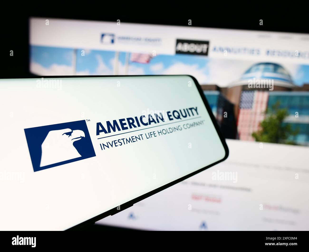 Smartphone mit Logo der American Equity Investment Life Holding Company vor der Business-Website. Fokussieren Sie sich auf die linke Mitte des Telefondisplays. Stockfoto