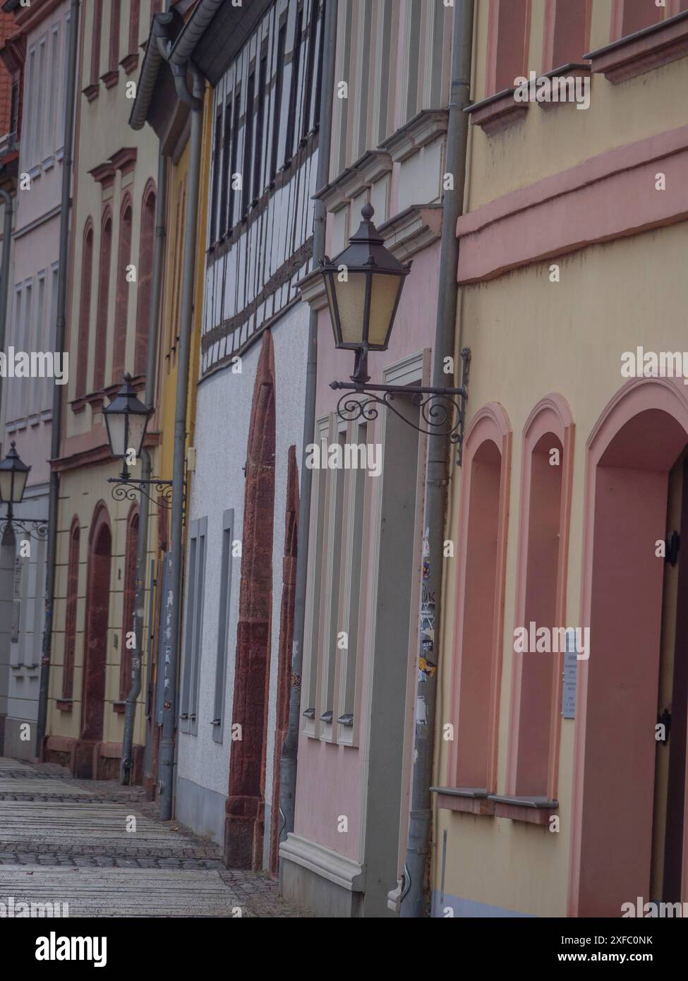 Historische Gebäude, die eng zusammen mit einzigartigen Fassaden und Straßenlaternen stehen, grimma, dresden, deutschland Stockfoto