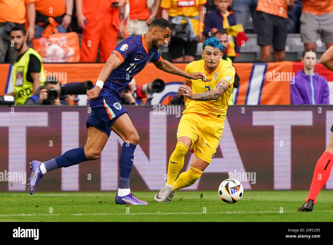 München, Deutschland. Juli 2024. MÜNCHEN, DEUTSCHLAND - 2. JULI: Cody Gakpo aus den Niederlanden ist bereit, sein Team beim Achtelfinale der UEFA EURO 2024 in der Allianz Arena am 2. Juli 2024 in München zu treffen. (Foto von Andre Weening/Orange Pictures) Credit: Orange Pics BV/Alamy Live News Stockfoto