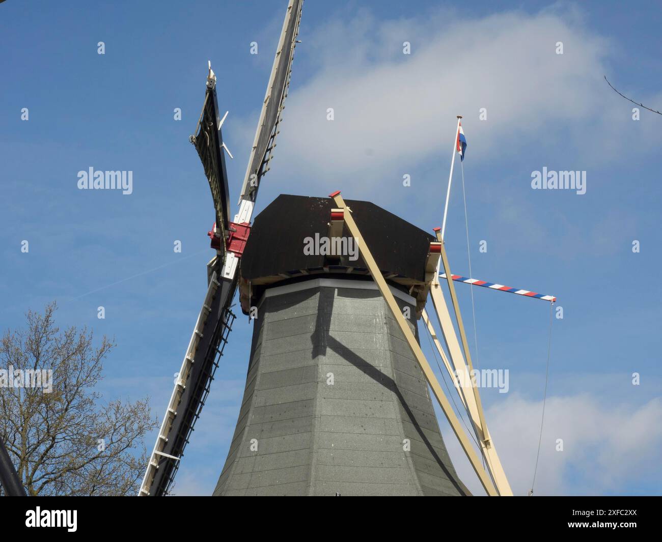 Detail einer Windmühle an einem sonnigen Tag mit blauem Himmel, Amsterdam, Niederlande Stockfoto