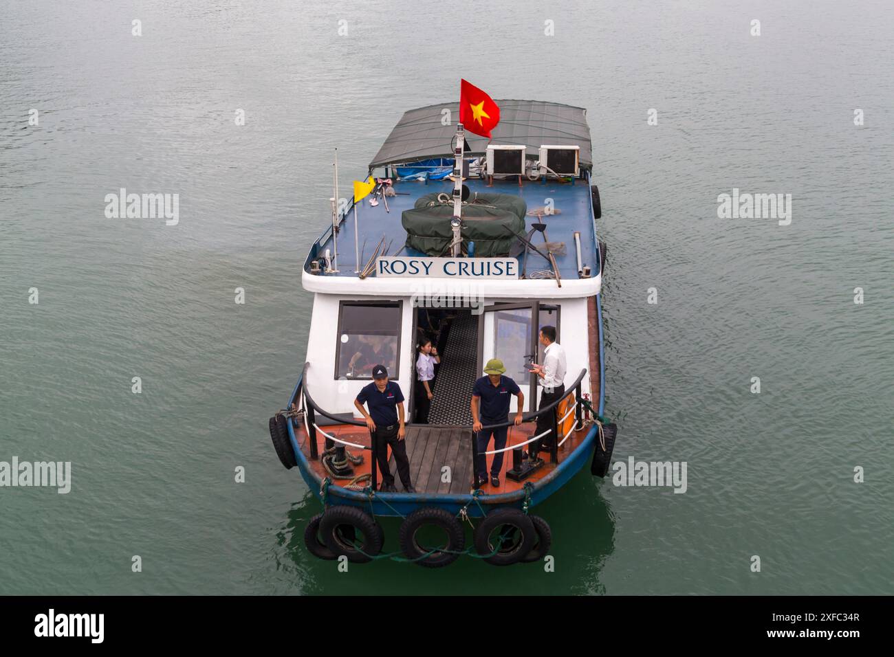 Rosy Cruise Tender in Halong Bay Ha Long Bay, Nordvietnam, Asien im Juni Stockfoto