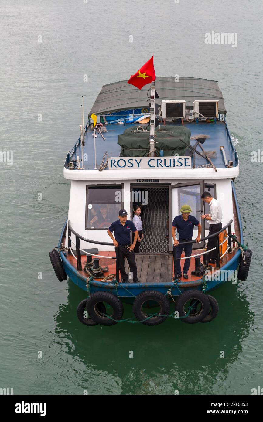 Rosy Cruise Tender in Halong Bay Ha Long Bay, Nordvietnam, Asien im Juni Stockfoto