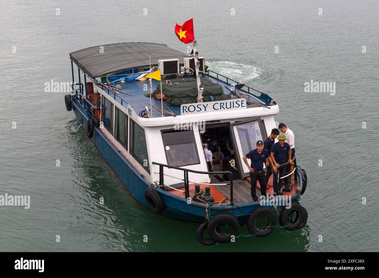 Rosy Cruise Tender in Halong Bay Ha Long Bay, Nordvietnam, Asien im Juni Stockfoto