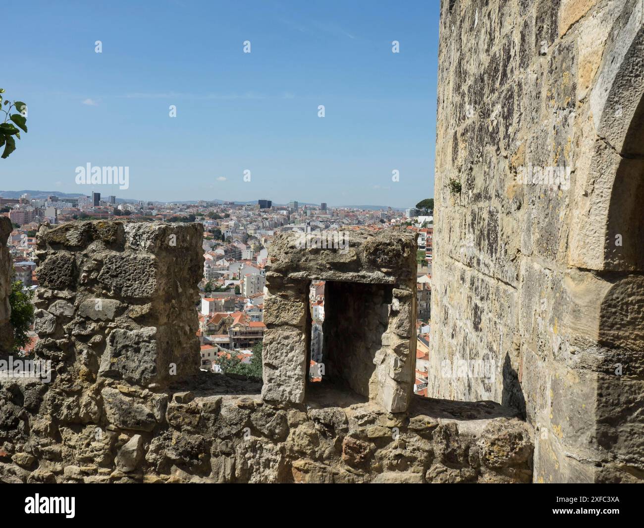 Überblick über das Stadtzentrum durch eine Öffnung in der Mauer einer historischen Ruine, lissabon, portugal Stockfoto