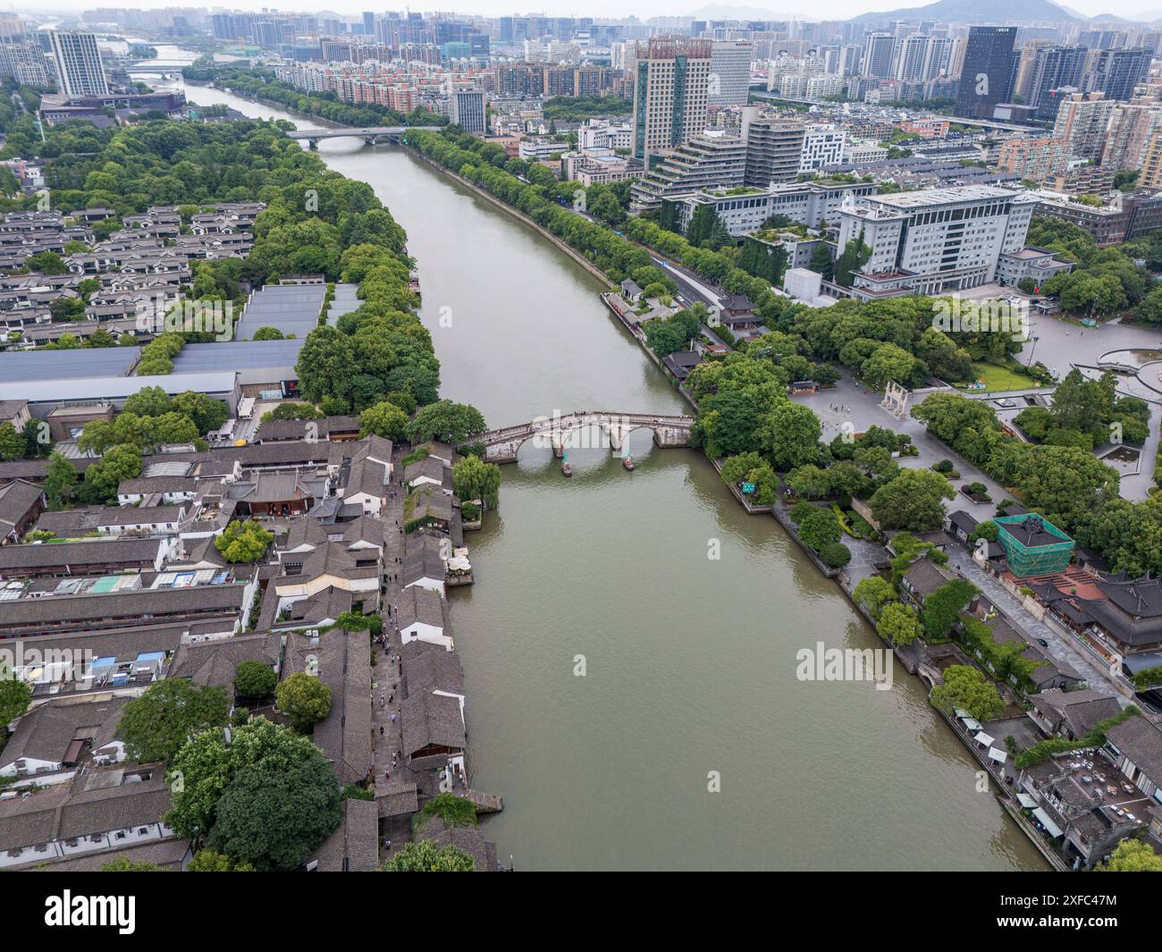 Ein Foto zeigt die Gongchen-Brücke, die höchste und längste Steinbogenbrücke über den Peking-Hangzhou Grand Canal, ein Wahrzeichen am südlichen Ende des Kanals und das Weltkulturerbe des Grand Canal, am 18. Juni 2024 in Hangzhou, China. Mit einer Länge von 98 Metern und einer Höhe von 16 Metern ist die Gongchenbrücke in der Mitte des Brückenbodens 5,9 Meter breit und am Ende der Brücke 12,2 Meter breit. Sie ist die höchste und längste Steinbogenbrücke zwischen alten Brücken in Hangzhou und ein Wahrzeichen am südlichen Ende des Canal Grande. (Foto: Costfoto/ Stockfoto