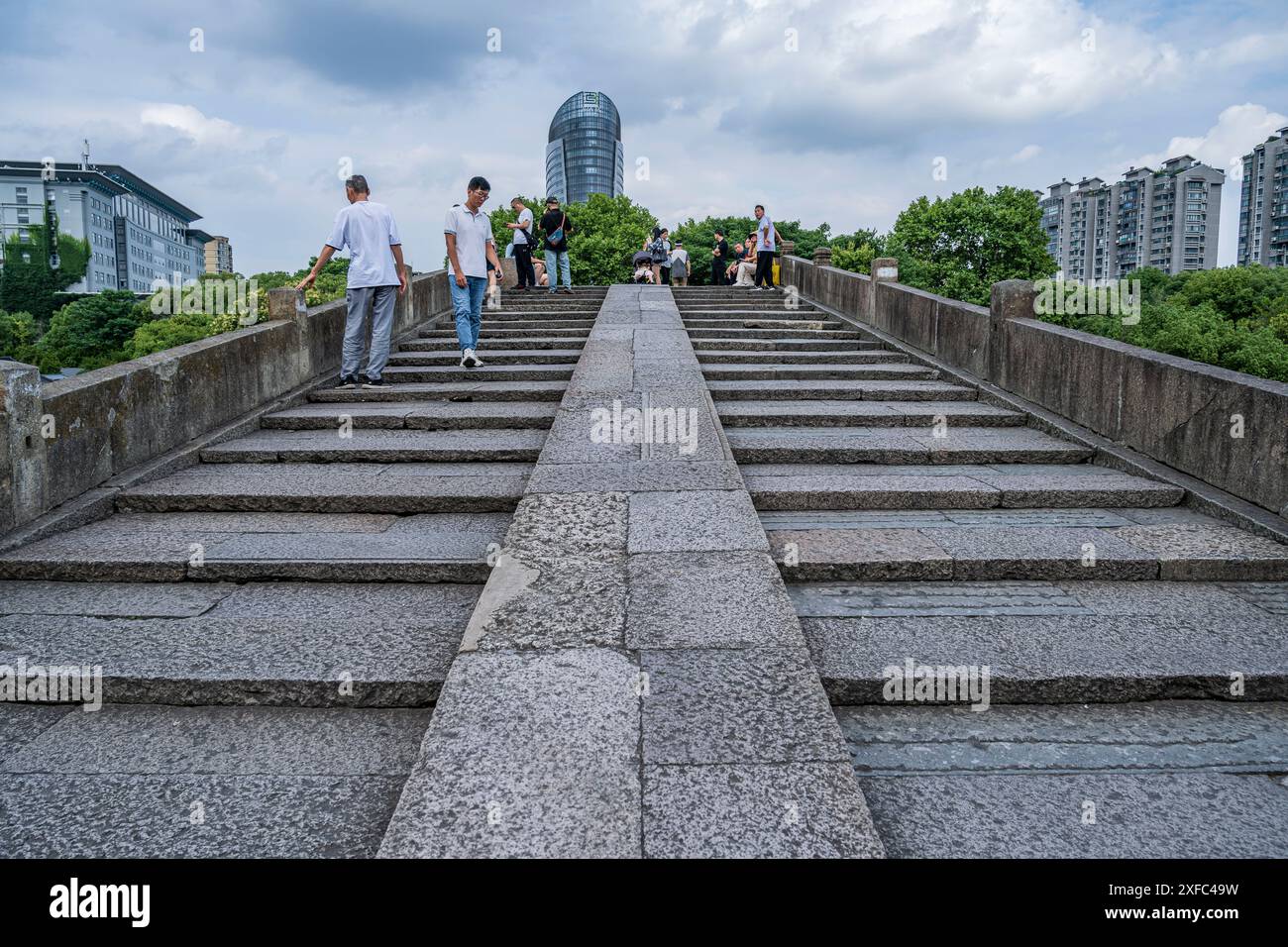 Ein Foto zeigt die Gongchen-Brücke, die höchste und längste Steinbogenbrücke über den Peking-Hangzhou Grand Canal, ein Wahrzeichen am südlichen Ende des Kanals und das Weltkulturerbe des Grand Canal, am 18. Juni 2024 in Hangzhou, China. Mit einer Länge von 98 Metern und einer Höhe von 16 Metern ist die Gongchenbrücke in der Mitte des Brückenbodens 5,9 Meter breit und am Ende der Brücke 12,2 Meter breit. Sie ist die höchste und längste Steinbogenbrücke zwischen alten Brücken in Hangzhou und ein Wahrzeichen am südlichen Ende des Canal Grande. (Foto: Costfoto/ Stockfoto