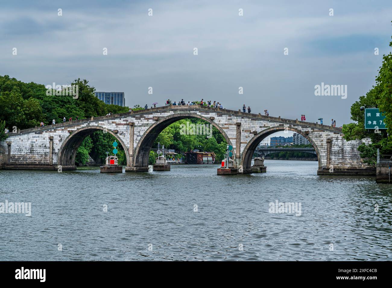 Ein Foto zeigt die Gongchen-Brücke, die höchste und längste Steinbogenbrücke über den Peking-Hangzhou Grand Canal, ein Wahrzeichen am südlichen Ende des Kanals und das Weltkulturerbe des Grand Canal, am 18. Juni 2024 in Hangzhou, China. Mit einer Länge von 98 Metern und einer Höhe von 16 Metern ist die Gongchenbrücke in der Mitte des Brückenbodens 5,9 Meter breit und am Ende der Brücke 12,2 Meter breit. Sie ist die höchste und längste Steinbogenbrücke zwischen alten Brücken in Hangzhou und ein Wahrzeichen am südlichen Ende des Canal Grande. (Foto: Costfoto/ Stockfoto