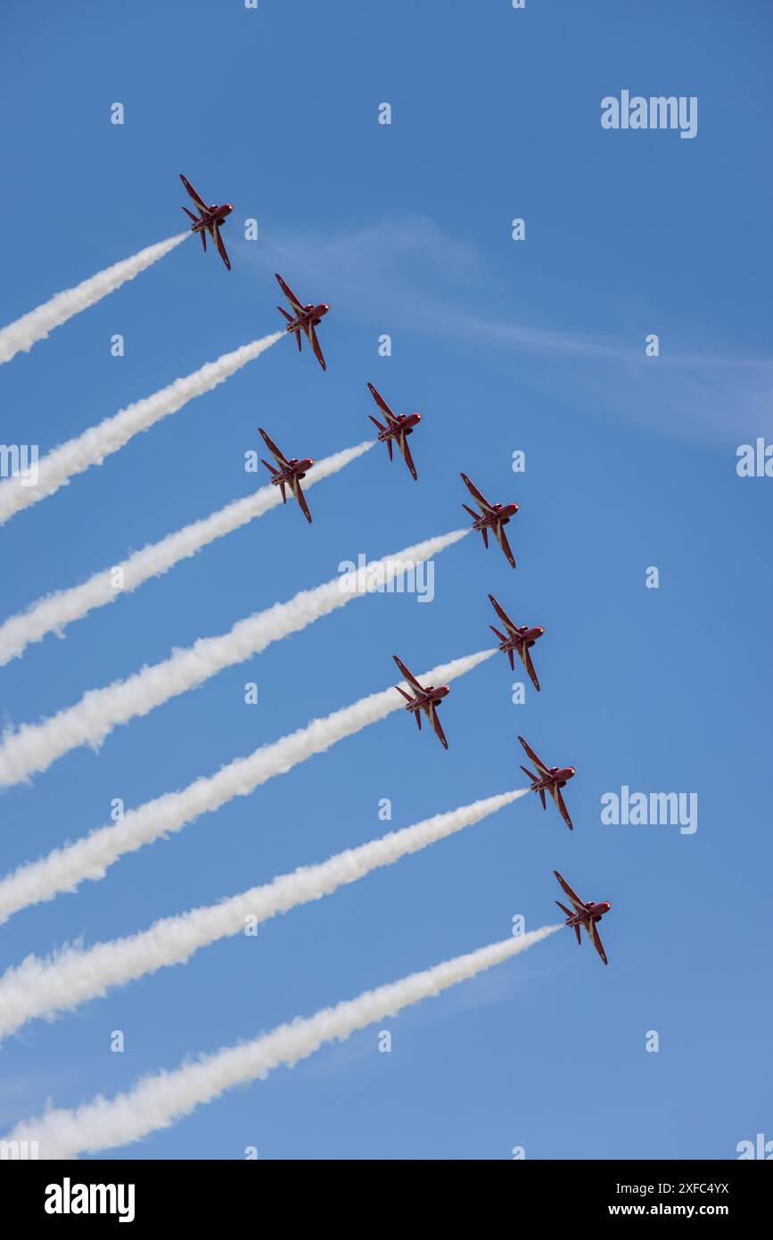 BAE Hawk T1A des Teams der Royal Airforce Aerobatic, The Red Arrows, präsentiert auf dem Shuttleworth Festival of Flight im Juni 2024 Stockfoto