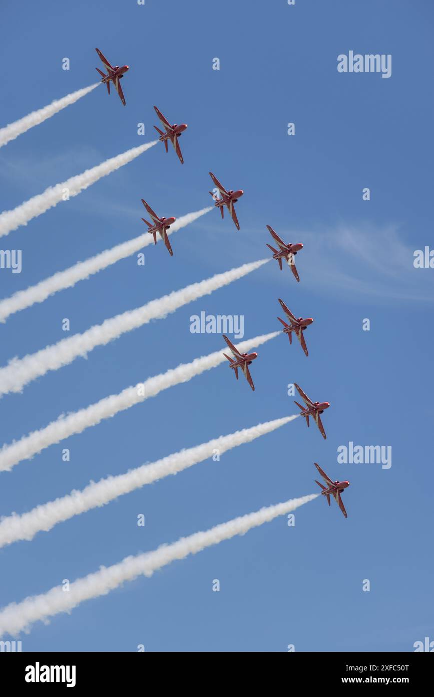 BAE Hawk T1A des Teams der Royal Airforce Aerobatic, The Red Arrows, präsentiert auf dem Shuttleworth Festival of Flight im Juni 2024 Stockfoto