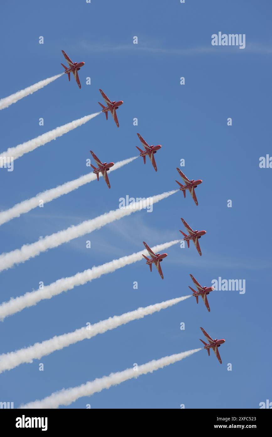 BAE Hawk T1A des Teams der Royal Airforce Aerobatic, The Red Arrows, präsentiert auf dem Shuttleworth Festival of Flight im Juni 2024 Stockfoto