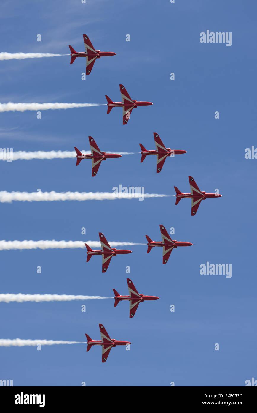 BAE Hawk T1A des Teams der Royal Airforce Aerobatic, The Red Arrows, präsentiert auf dem Shuttleworth Festival of Flight im Juni 2024 Stockfoto