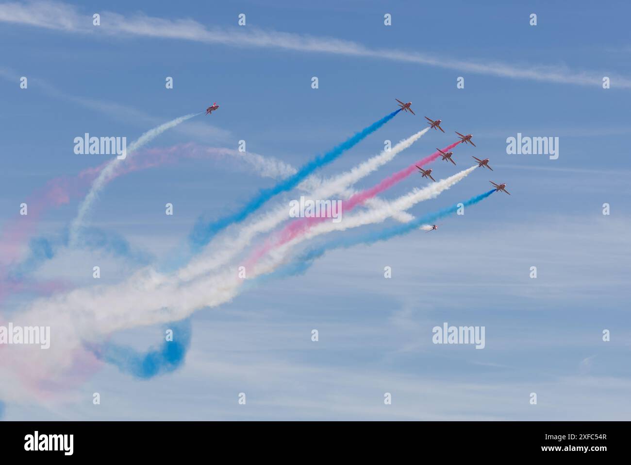 BAE Hawk T1A des Teams der Royal Airforce Aerobatic, The Red Arrows, präsentiert auf dem Shuttleworth Festival of Flight im Juni 2024 Stockfoto