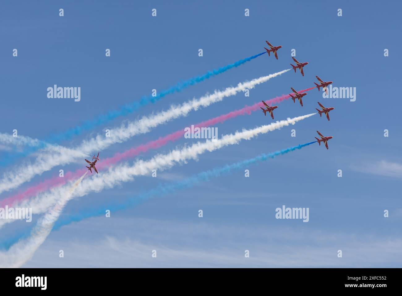 BAE Hawk T1A des Teams der Royal Airforce Aerobatic, The Red Arrows, präsentiert auf dem Shuttleworth Festival of Flight im Juni 2024 Stockfoto