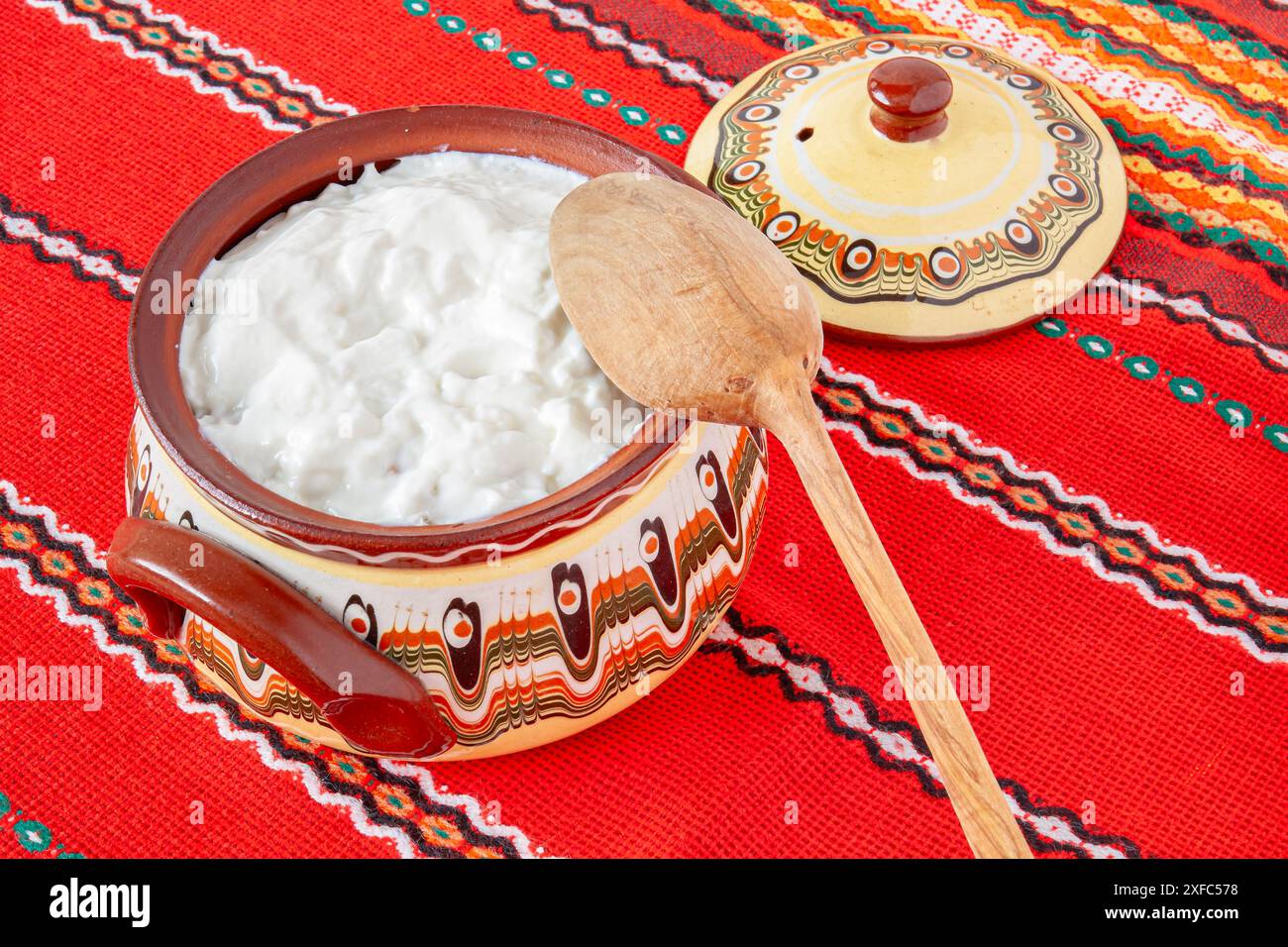 Traditioneller bulgarischer Joghurt aus Schaf- oder Kuhmilch und natürlichem Sauerteig. Selektiver Fokus mit geringer Schärfentiefe. Stockfoto