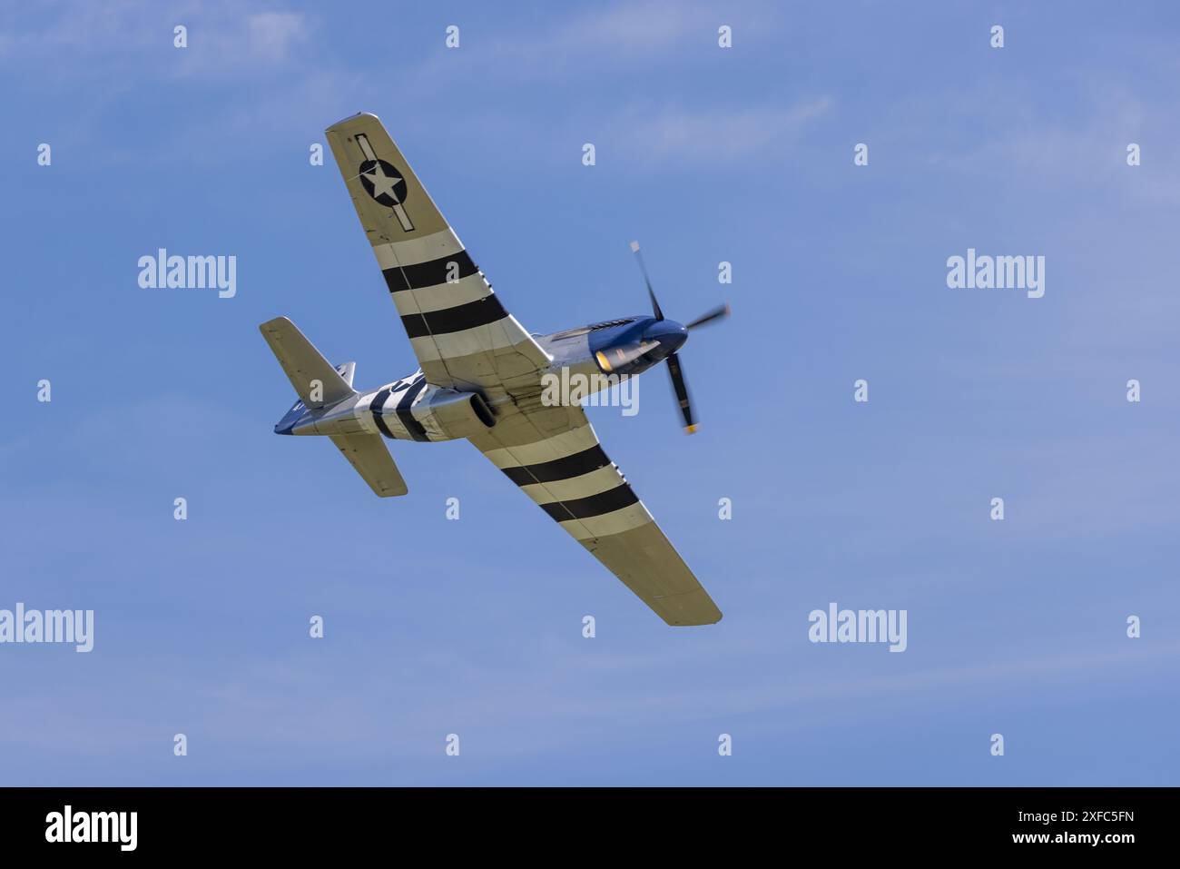 Nordamerikanische P-51D Mustang G-BIXL „Miss Helen“, die auf dem Shuttleworth Festival of Flight im Juni 2024 präsentiert wird Stockfoto