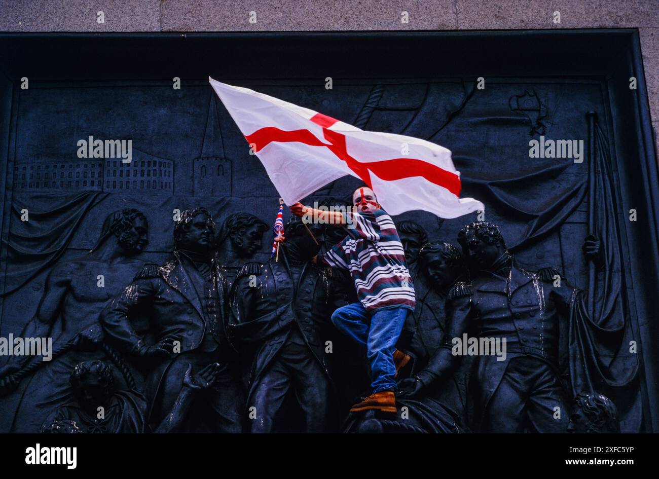 England Fans feierten am Trafalgar Square nach dem Sieg ihrer Mannschaft im Viertelfinale der Euro 96 gegen Spanien, der durch ein Elfmeterschießen entschieden wurde. Das Spiel fand im Wembley-Stadion statt. Trafalgar Square, London, Großbritannien. Juni 1996 Stockfoto