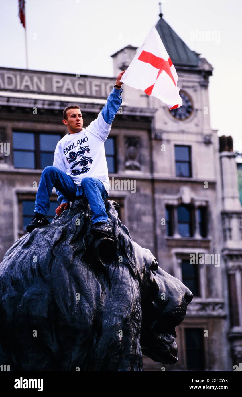 England Fans feierten am Trafalgar Square nach dem Sieg ihrer Mannschaft im Viertelfinale der Euro 96 gegen Spanien, der durch ein Elfmeterschießen entschieden wurde. Das Spiel fand im Wembley-Stadion statt. Trafalgar Square, London, Großbritannien. Juni 1996 Stockfoto