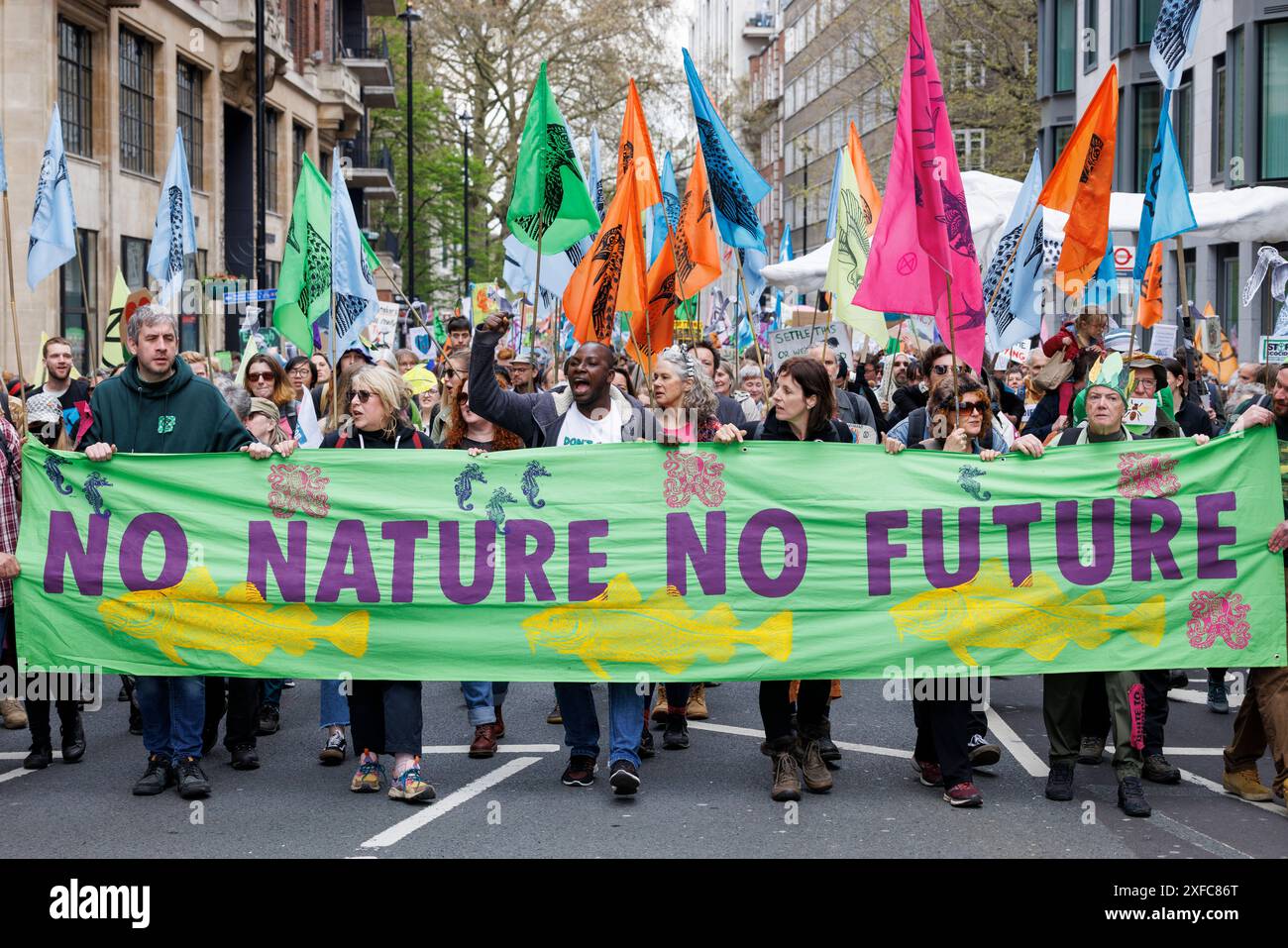 April 2023, Westminster, London, Vereinigtes Königreich. Tag 2 des Klima- und ökologischen Protestes „The Big One“ von 200 Gruppen unter der Führung der Extinction Rebellion unter dem Motto „Unite to Survive“. Rund 60.000 Menschen nahmen an vier Tagen an den gesetzlichen Märschen und Veranstaltungen Teil. Zu den Partnergruppen zählten Keep Britain Tidy, Friends of the Earth und Avaaz. "People's Pickets" wurden am Freitag und Montag vor 15 Regierungsbezirken abgehalten. Ein gewaltiger marsch am Samstag, den 22. April, endete mit einem Massensterben in Westminster. Stockfoto