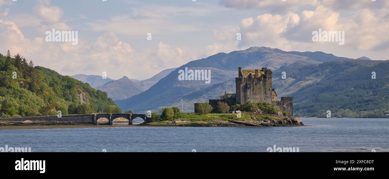 Mittelalterliches Eilean Donan Castle auf seiner Insel an der Stelle, an der drei große Meereslösche aufeinander treffen und umgeben von majestätischer schottischer Landschaft. Stockfoto