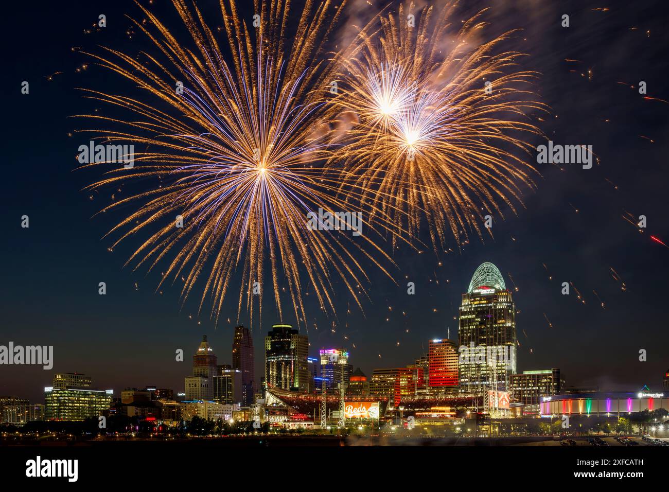 Feuerwerk Cincinnati. Über dem Ohio River nach einem Baseballspiel der Cincinnati Reds. Cincinnati, Ohio, USA. Ich habe General James Taylor Park in Newport gesehen Stockfoto