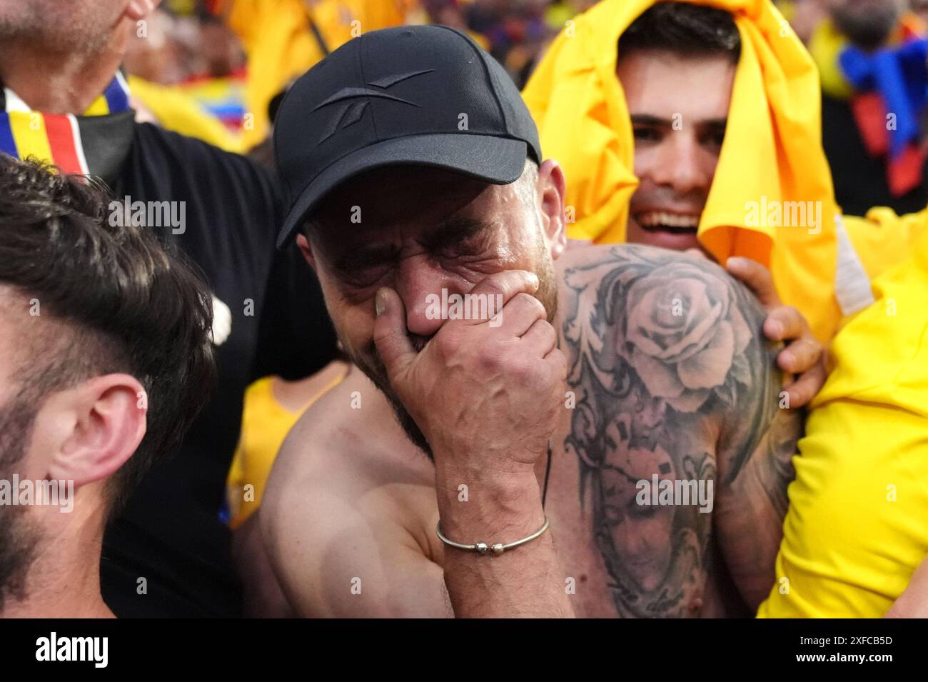 Die rumänischen Fans fielen nach dem Achtelfinale der UEFA Euro 2024 in der Münchner Fußball-Arena aus. Bilddatum: Dienstag, 2. Juli 2024. Stockfoto