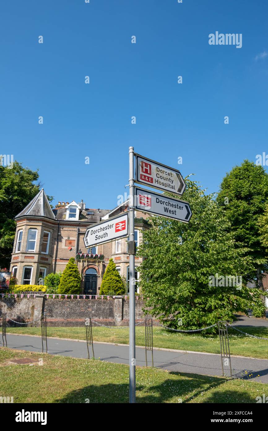 Beschilderung zum Bahnhof Dorchester South, Bahnhof Dorchester West und Dorset County Hospital an der Great Western Rd, Dorchester, Großbritannien Stockfoto