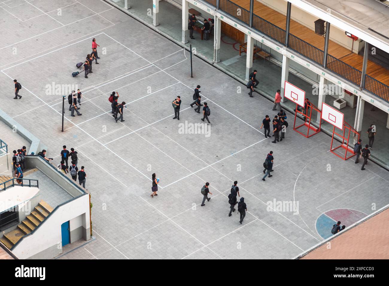 Santiago, Chile - 13. März 2019: Auf dem Schulhof gibt es zur Spielzeit reichlich Jugendliche Energie. Stockfoto