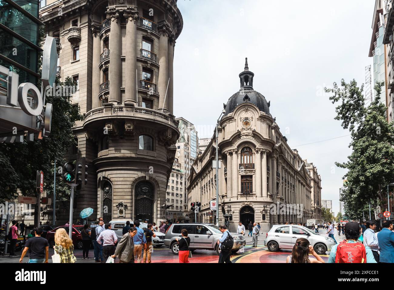 „Santiago, Chile - 13. März 2019: Dynamisches Straßenleben mit historischer Kulisse. Stockfoto