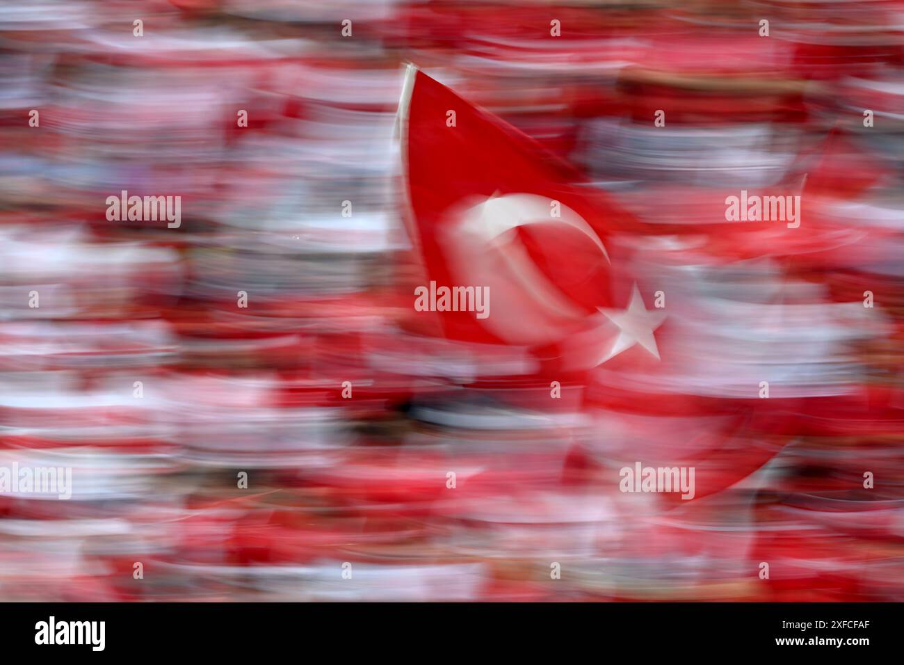 Leipzig, Deutschland. Juli 2024. Fußball: Europameisterschaft, Österreich - Türkei, Endrunde, Achtelfinale, Leipziger Stadion, türkische Fans sorgen vor dem Spiel für eine tolle Atmosphäre. Quelle: Hendrik Schmidt/dpa/Alamy Live News Stockfoto