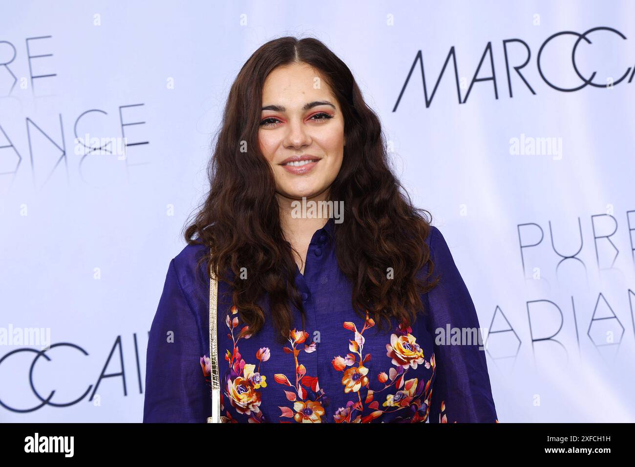 Nilam Farooq bei der Marc Cain Pure Radiance Modenschau am 2.07.2024 im Rahmen der Fashion Week Berlin im Kolonnade mit Triumphtor am Neuen Palais in Stockfoto