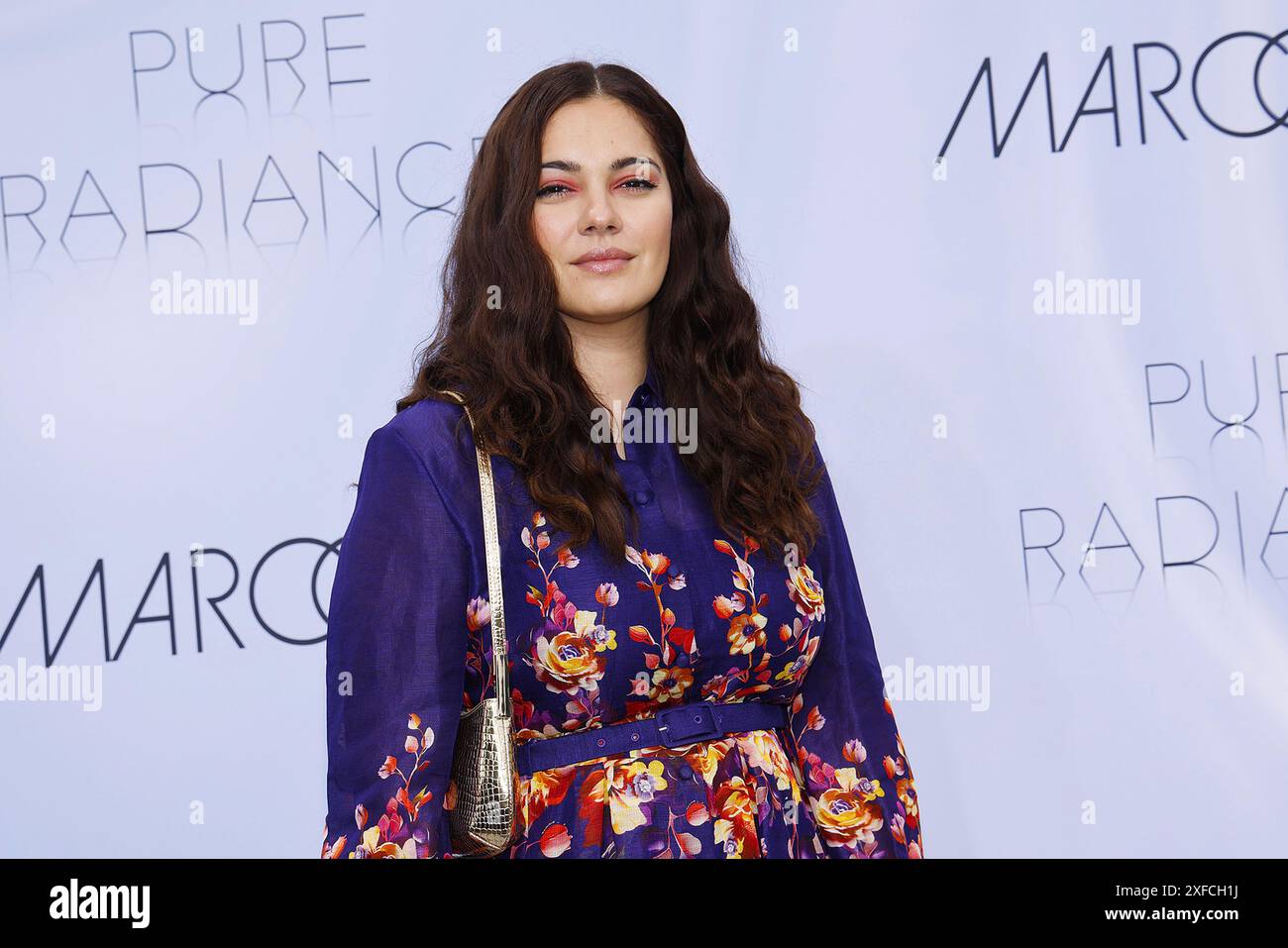 Nilam Farooq bei der Marc Cain Pure Radiance Modenschau am 2.07.2024 im Rahmen der Fashion Week Berlin im Kolonnade mit Triumphtor am Neuen Palais in Stockfoto