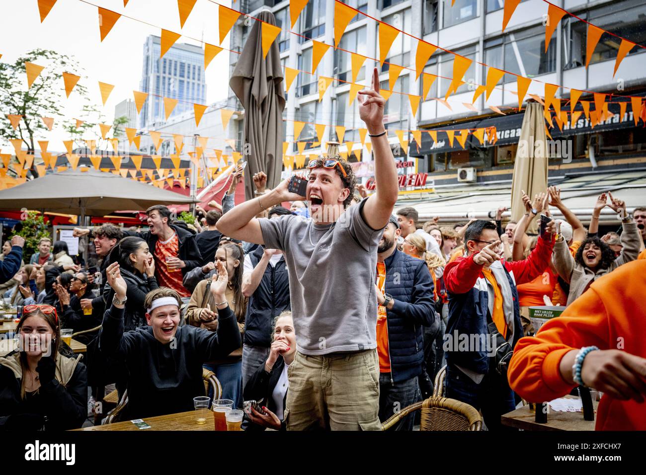 ROTTERDAM - Fans beim achten Endspiel der Europameisterschaft zwischen Rumänien und den Niederlanden. ANP ROBIN UTRECHT niederlande raus - belgien raus Stockfoto