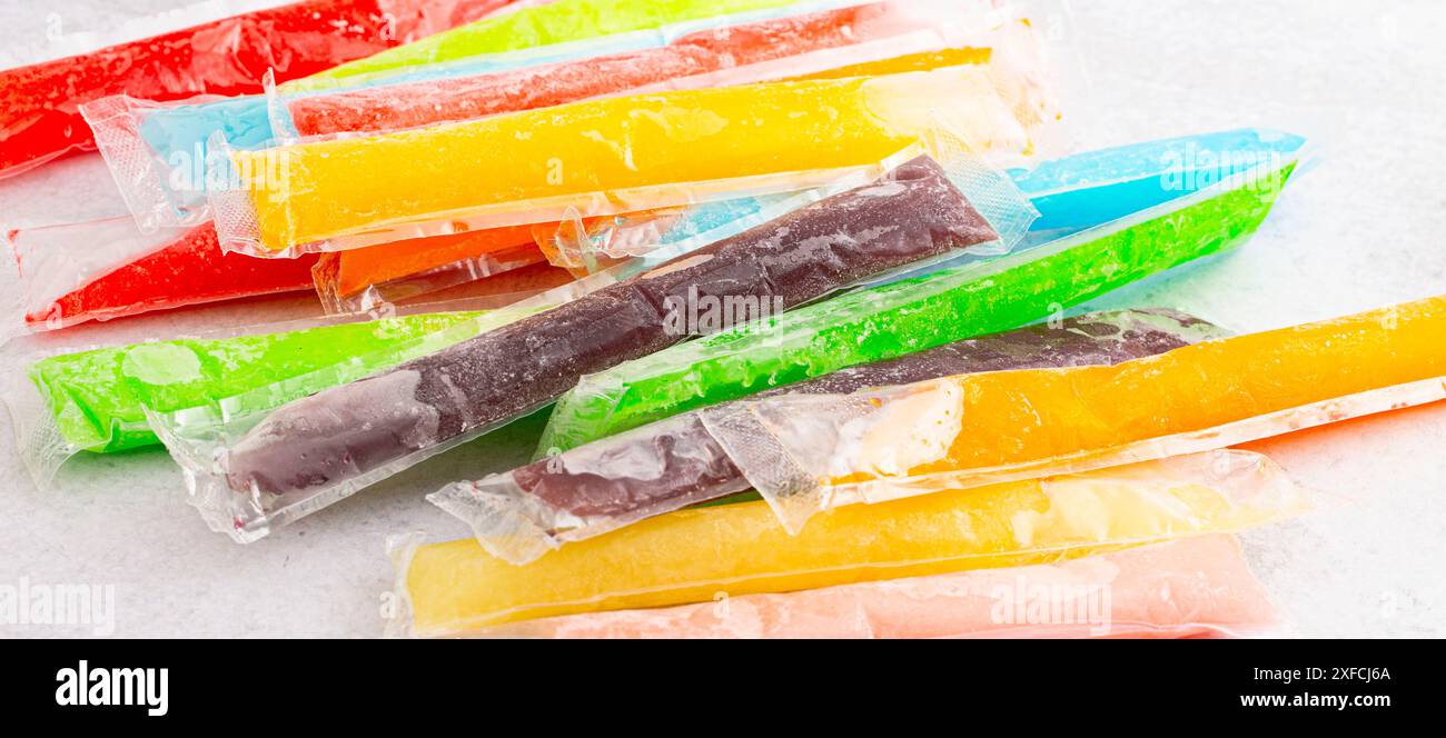 Rainbow Frozen Ice Popsicle auf einer Küchentheke Stockfoto