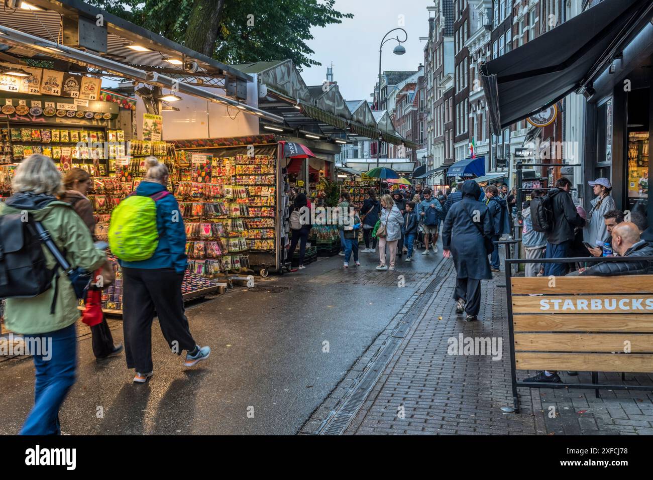 Amsterdamer Blumenmarkt, Singel, an einem nassen Tag im Oktober. Stockfoto