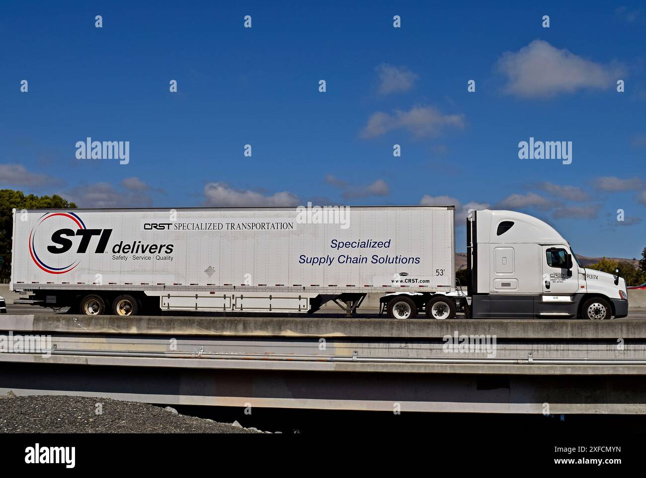 STI liefert Sattelzugwagen auf der Autobahn 880 in Kalifornien Stockfoto