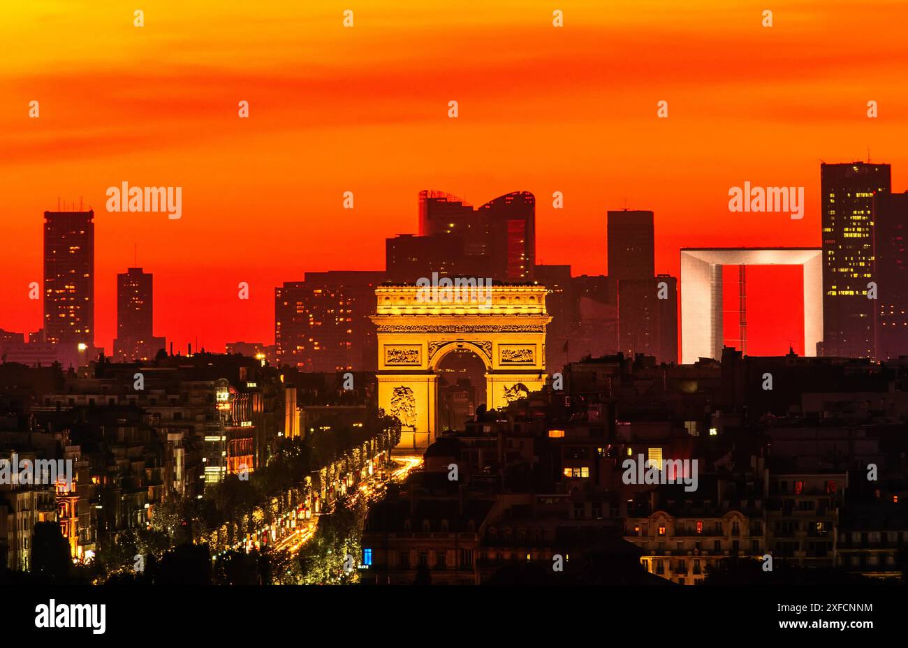 FRANKREICH. PARIS (75) 8. BEZIRK. ARC DE TRIOMPHE UND GRANDE ARCHE DE LA DEFENSE BEI SONNENUNTERGANG Stockfoto