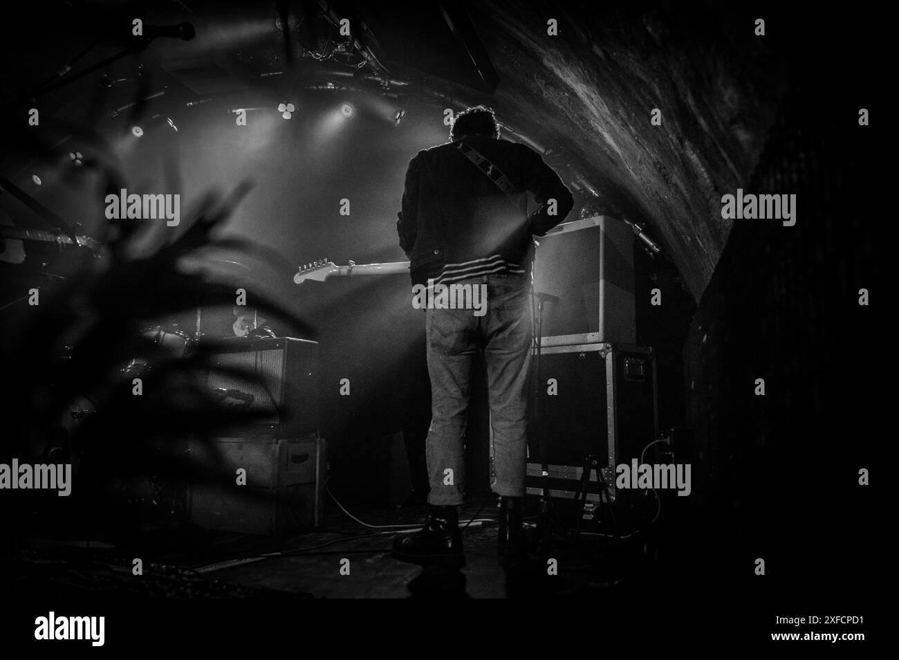 Gitarrist tritt live auf der Bühne auf Stockfoto