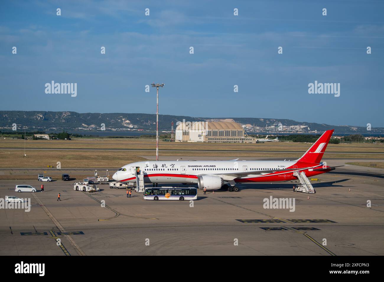 Marignane, Frankreich. Juli 2024. Boeing Dreamliner 787/900 von China Eastern Airlines auf dem Asphalt des Flughafens Marseille Provence. China Eastern Airlines wird am 2. Juli 2024 den ersten Direktflug zwischen Shanghai und Marseille eröffnen. Die ersten Passagiere kommen am Flughafen Marseille Provence an Bord einer Boeing dreamliner 787/900. (Foto: Laurent Coust/SOPA Images/SIPA USA) Credit: SIPA USA/Alamy Live News Stockfoto