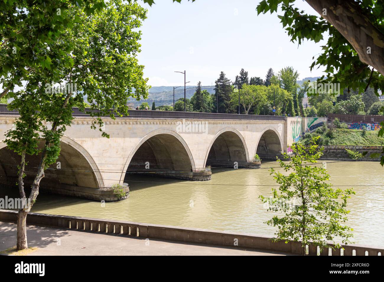 Tiflis, Georgien - 17. JUNI 2024: Saarbrücker Brücke auf dem Fluss Kura in Tiflis, Georgien. Stockfoto