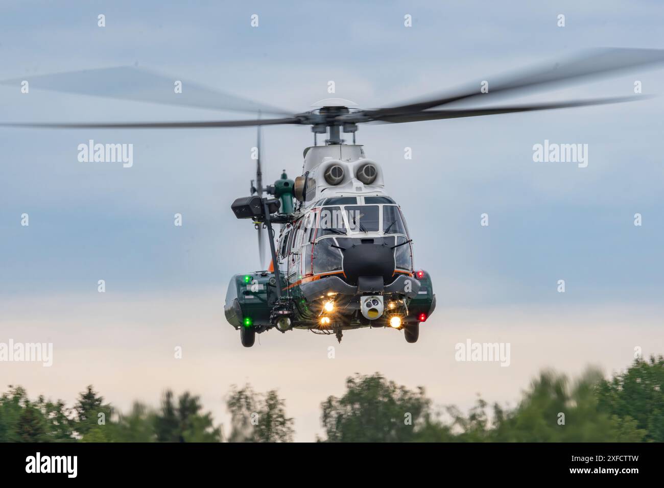 Der finnische Grenzschutz Super Puma Hubschrauber führt eine Rettungsdemonstration in Finnland durch Stockfoto