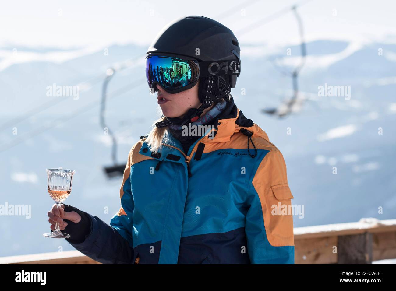 Trinken eines alkoholischen Getränks mit Geschmack Trinken eines alkoholischen Getränks Stockfoto