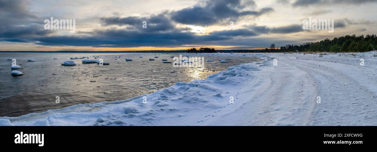 Schneebedeckte Küste des Finnischen Golfs bei Sonnenaufgang, Estland Stockfoto