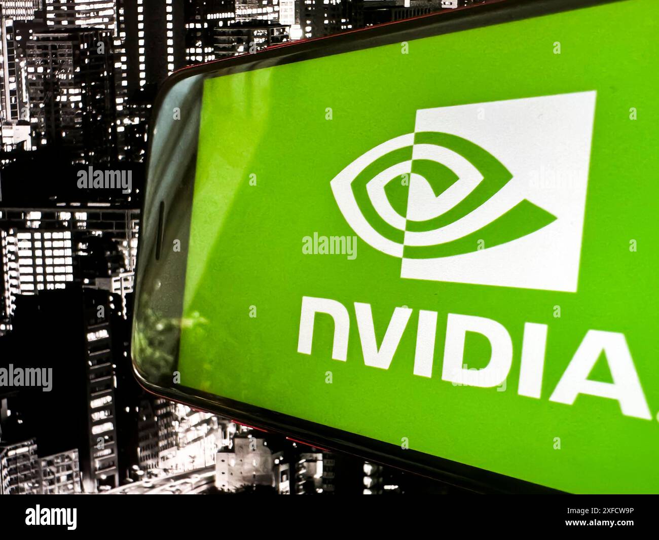 San Francisco, Kalifornien, USA. Juli 2024. NVIDIA-Logo mit der Skyline von Tokio dahinter. NVIDIA Corporation ist ein Technologieunternehmen, das für die Entwicklung von Grafikprozessoren (GPUs) und verwandten Technologien bekannt ist. Jensen Huang ist der CEO, und der Börsenticker ist NVDA. Zu den Kernprodukten gehören GeForce-GPUs, Quadro-Grafikkarten und NVIDIA-KI-Lösungen. NVIDIA ist führend im Bereich Visual Computing und hat sich mit seinen innovativen Technologien auf KI-, Rechenzentrums- und Automobilanwendungen ausgeweitet. (Kreditbild: © Taidgh Barron/ZUMA Press Wire) NUR REDAKTIONELLE VERWENDUNG! Nicht für kommerzielle ZWECKE! Stockfoto