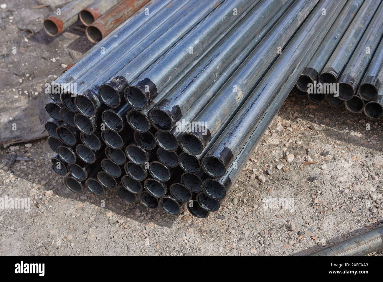 Stahlrohre für den Bau von Hilfsgerüsten Stockfoto