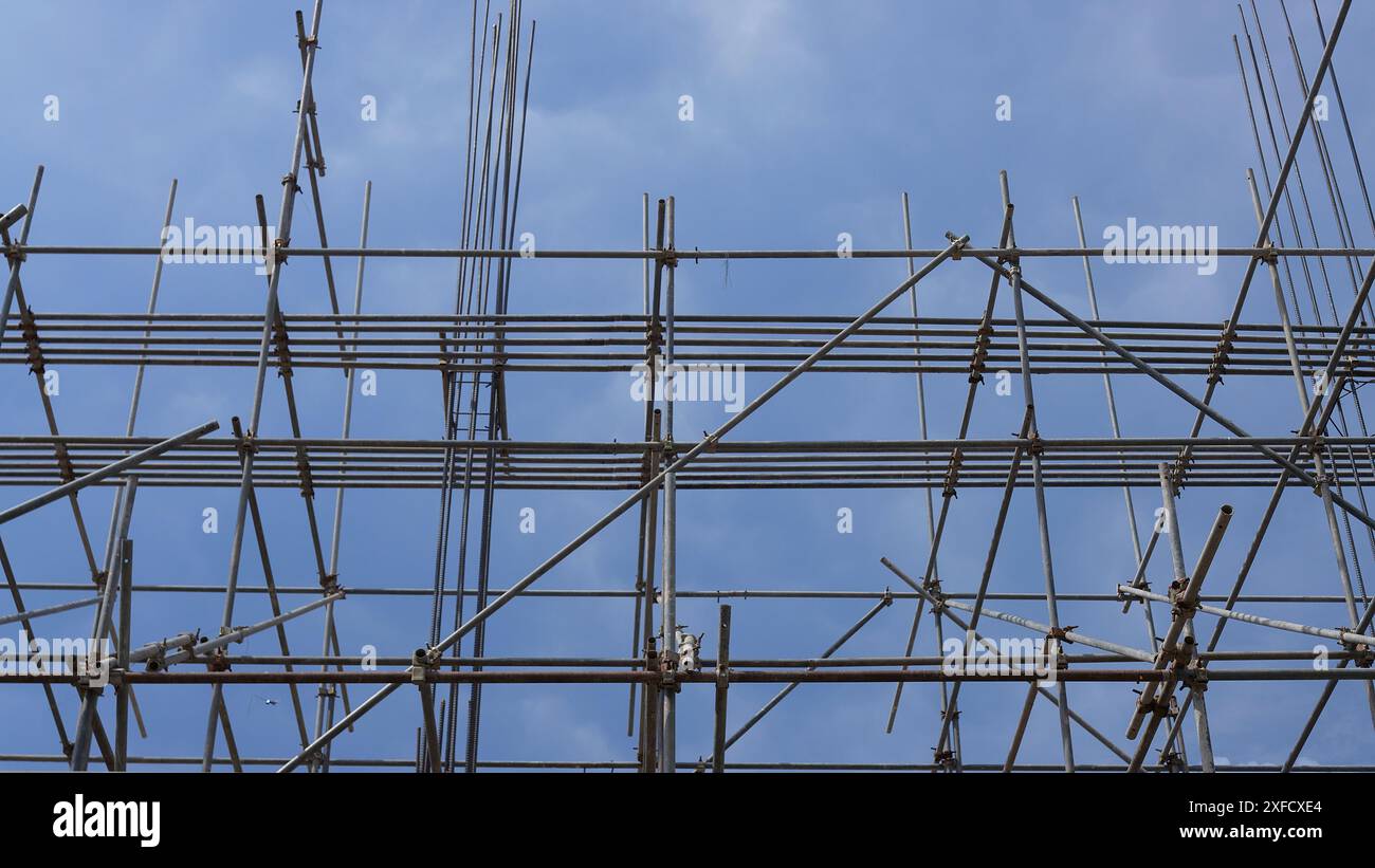 Installation von Metallhilfskonstruktionen für den Bau, Installationsgerüste Stockfoto