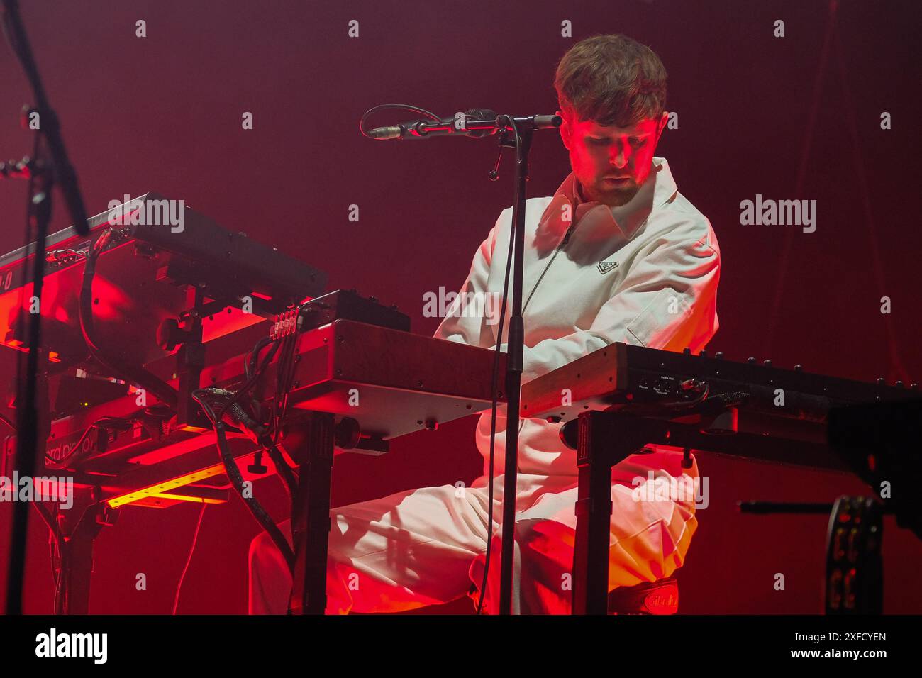 Glastonbury, Großbritannien. 30. Juni 2024. Der mit dem Grammy-Preis ausgezeichnete Sänger und Keyboarder James Blake Litherland, auch bekannt als James Blake, tritt live auf der Bühne des Glastonbury Festivals auf. James Blake ist ein englischer Sänger, Songwriter und Plattenproduzent (Foto: Dawn Fletcher-Park/SOPA Images/SIPA USA) Stockfoto